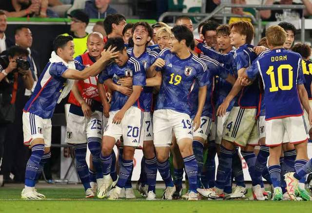 日本男足4-1大胜德国引发热议，连不服的韩国都投入羡慕的眼光